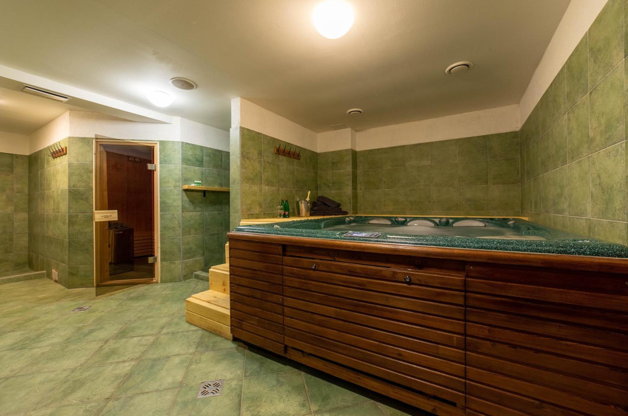 Hotel Liptov Holiday *** Liptovský Trnovec Екстериор снимка