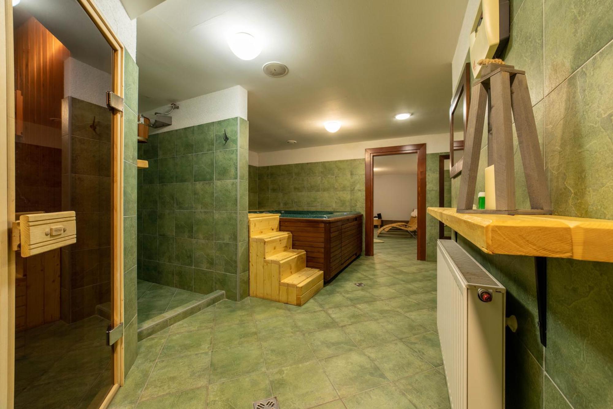 Hotel Liptov Holiday *** Liptovský Trnovec Екстериор снимка